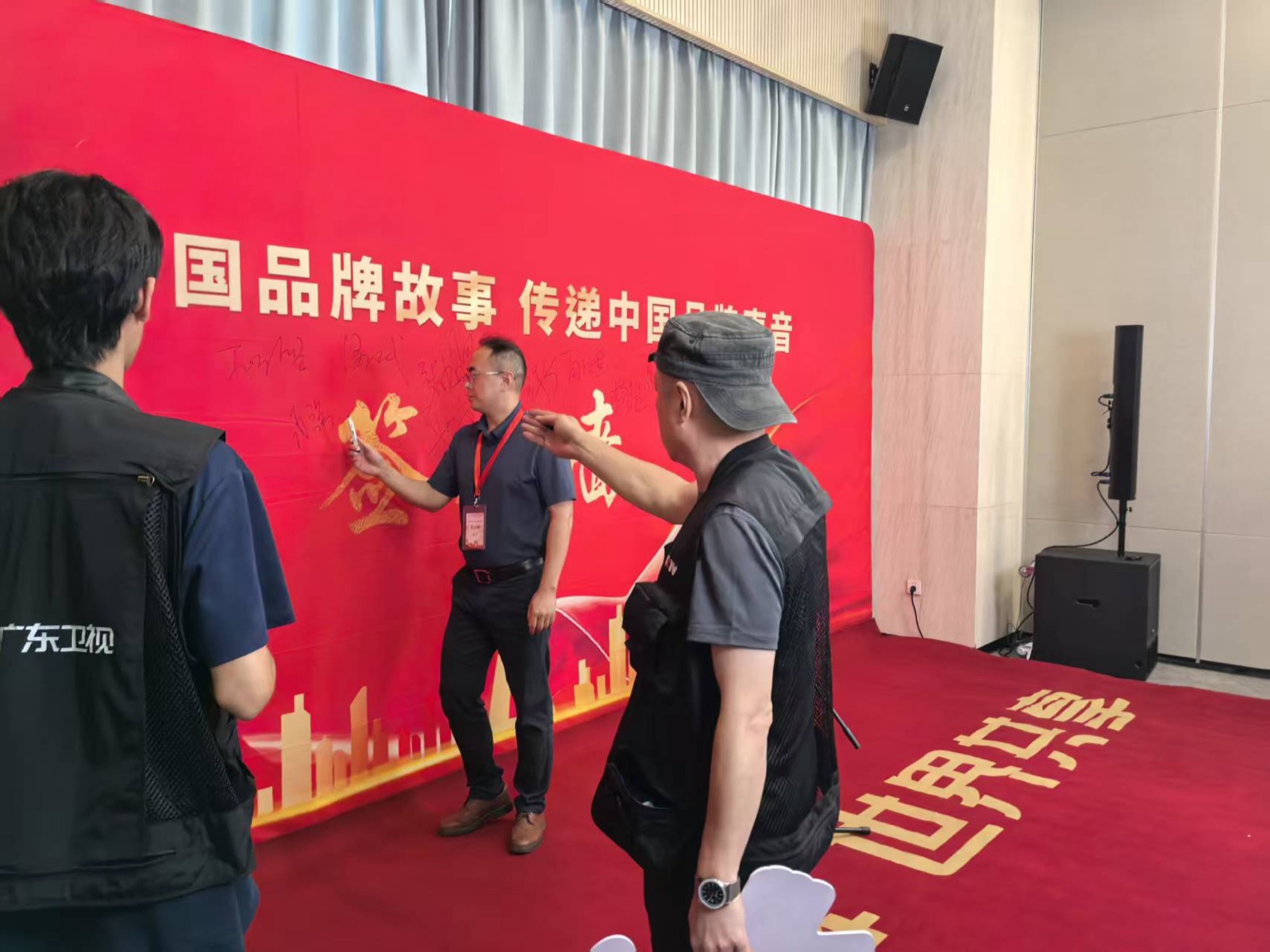 图特摩斯企业代表在品牌故事主题活动现场接受采访